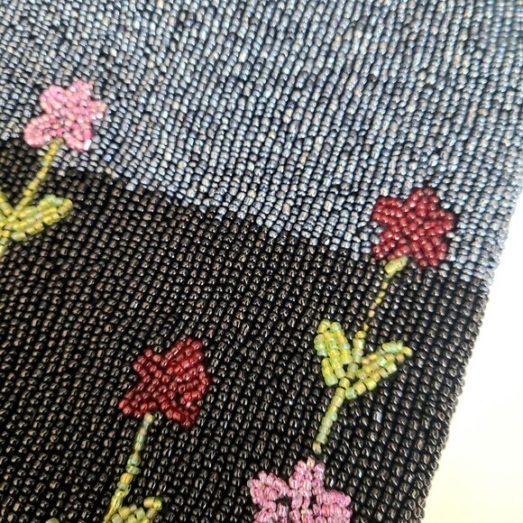 Black and silver beaded wrist bag with floral design and fringes. - Picture 4 of 6